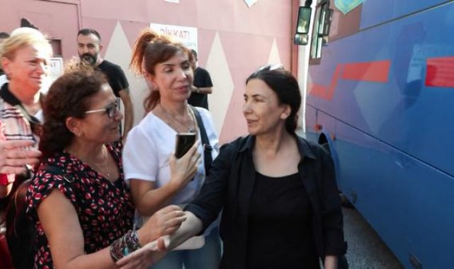 Eski Avcılar Belediye Başkanı Handan Toprak'ı cezaevi çıkışında ailesi karşıladı