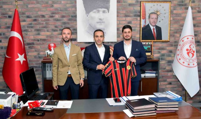 Eskişehirspor yöneticileri Eskişehir Gençlik ve Spor Müdürü Osman Ercan'ı ziyaret etti