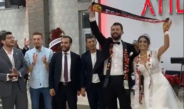 Eskişehirsporlu çift marşlarla düğün salonunu tribüne çevirdi