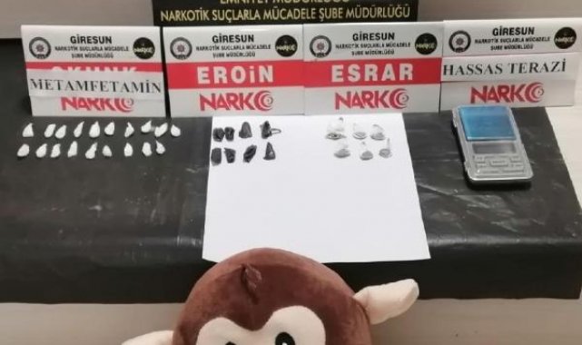 Evde oyuncak maymunun içine gizlenmiş uyuşturucu ele geçirildi
