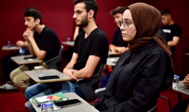 Fatih Belediye Başkanı Ergün Turan tecrübelerini gençlerle paylaşıyor