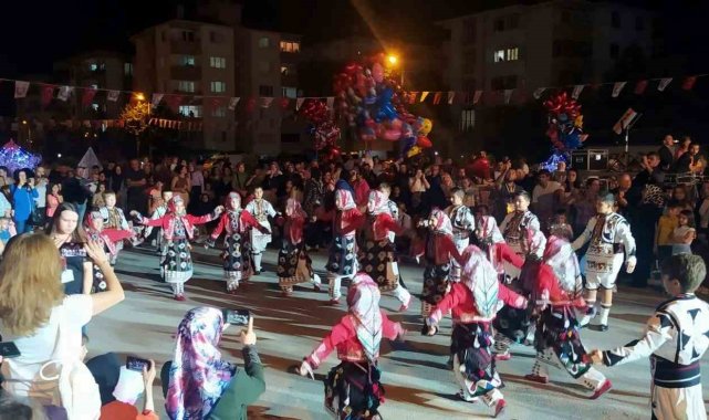 Festivalin gözdesi Yıldızlar folklor ekibi oldu
