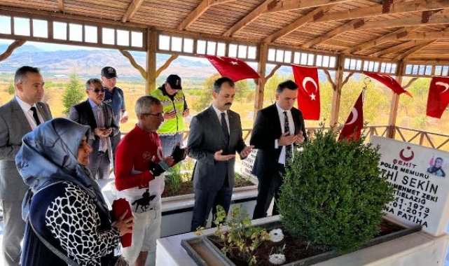 Fethi Sekin'in şehit olduğu İzmir'den aldığı bayrağı, bin 500 kilometre bisiklet sürerek kabrine ulaştırdı