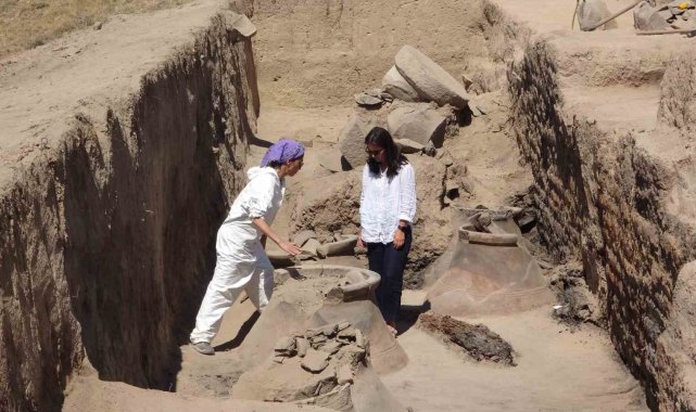 Garibin Tepe'deki kazılarda 2 bin 700 yıllık pithoslar bulundu