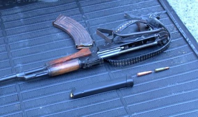 Gaziosmanpaşa'da kovalamaca sonucu yakalanan otomobilde kalaşnikof ele geçirildi