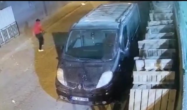 Gaziosmanpaşa'da park halindeki araçlara ateş açan şüpheli kamerada
