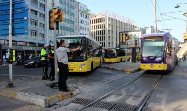 Geniş haber Beyoğlu'nda otobüs tramvaya çarptı