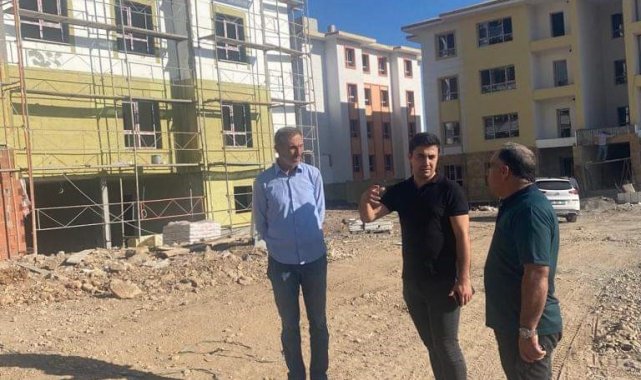 Göreve yeni başlayan Kaymakam Çelik deprem konutlarını inceledi