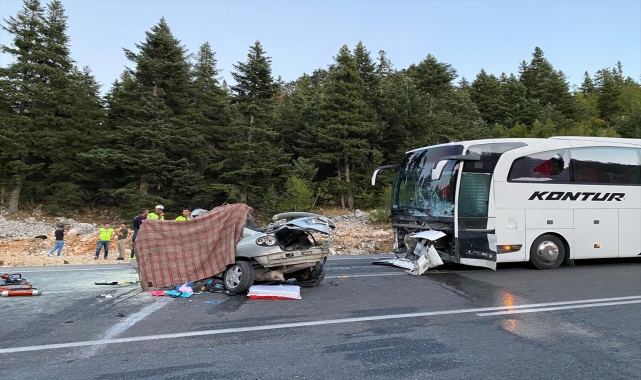 GÜNCELLEME - Antalya'da yolcu otobüsüyle otomobil çarpıştı, 1 kişi öldü, 5 kişi yaralandı