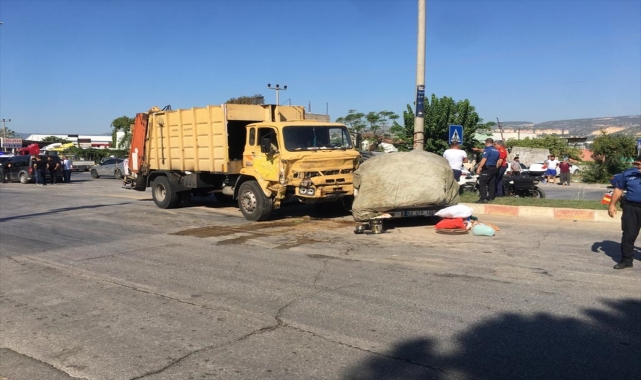 GÜNCELLEME - Mersin'de çöp kamyonu ile pikabın çarpışması sonucu 4 kişi öldü