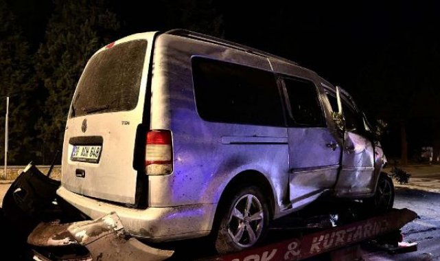 Hafif ticari araç, ağaca ve aydınlatma direğine çarptı: 2 ölü