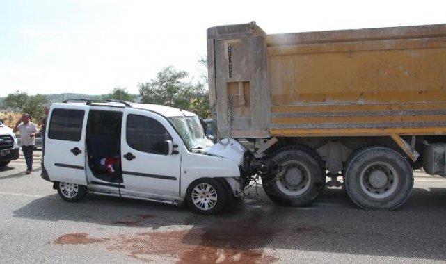 Hafif ticari araç, hafriyat kamyonuna arkadan çarptı: 4'ü çocuk, 7 yaralı