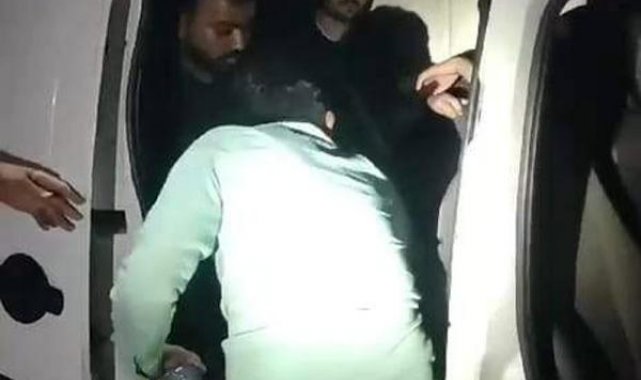 Hafif ticari araçtan 10 kaçak göçmen ve 2 organizatör çıktı