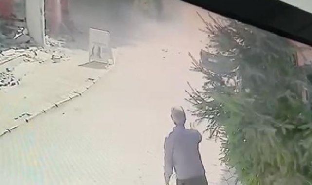 Hasarlı binanın çatısının yola ve araçların üzerine düşmesi kamerada