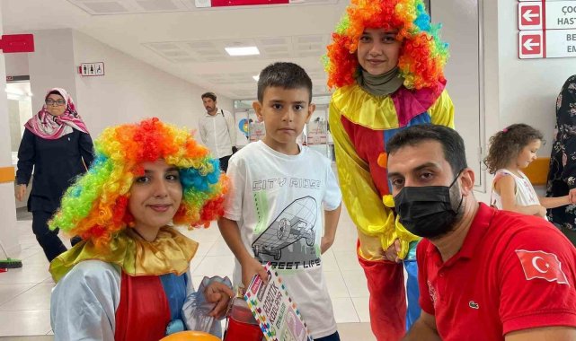 Hastane tedavi gören çocuklara gönüllü gençlerden moral etkinliği
