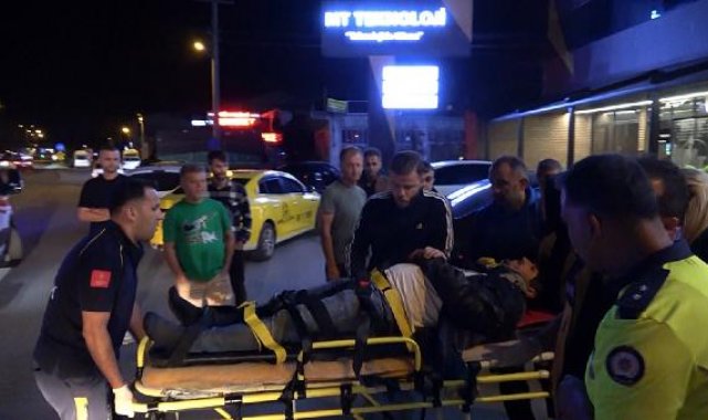Hatalı sollama yapan motosikletin otomobile çarptığı kaza kamerada; 2 yaralı