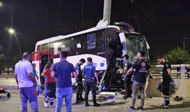 Hava limanına yolcu taşıyan midibüs, direğe çarptı: 5 yaralı
