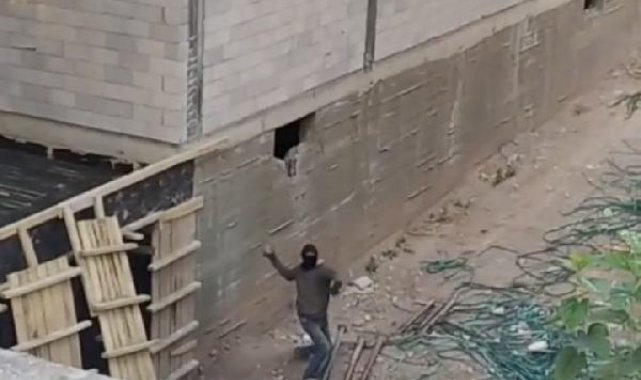 Hırsızlık şüphelisi, kendisini kayda alan mahalleliye taş attı