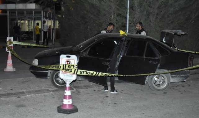 Husumetlilerinin evinin önüne gidip silahlı saldırıya uğradı, otomobiliyle hastaneye gitti