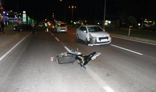 İki otomobilin çarptığı motosikletli ağır yaralandı; kaza kamerada