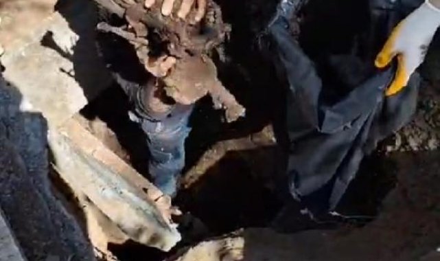İkinci defin için kabirden çıkardığı kemikleri fırlattığı görüntüler tepki çekti