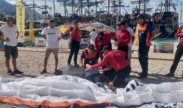 İngiliz paraşütçü plaja çakıldı, yardımına jandarma koştu