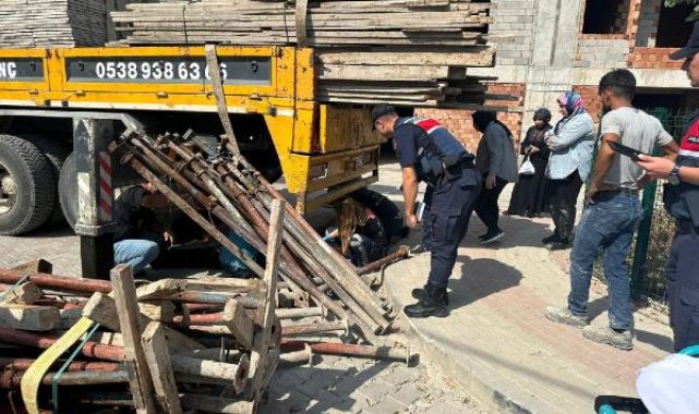 İnşaat işçisi, malzeme çıkarılan vincin halatı kopunca, düşüp ağır yaralandı