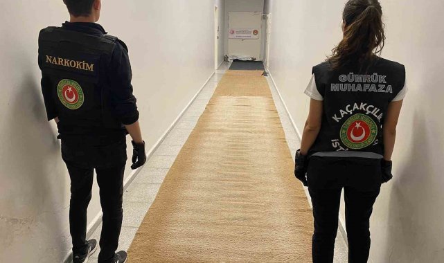İstanbul Havalimanı'nda halıya emdirilmiş 17 kilo uyuşturucu ele geçirildi