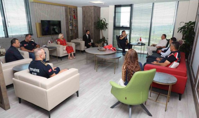 İtfaiye Haftası'nda Hatay Büyükşehir Belediyesi itfaiye ekibinden Başkan Savaş'a ziyaret