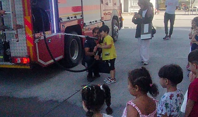 İtfaiyeden minik öğrencilere yangın söndürme tatbikatı