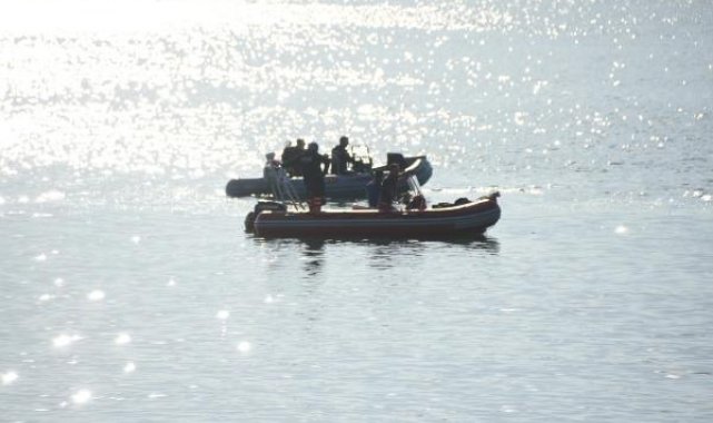 İzmir'deki orman yangınında 2'nci gün; baraja düşen helikopterdeki 3 mürettebat aranıyor