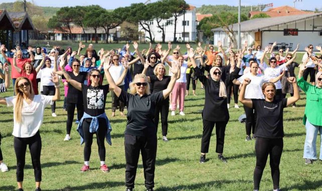 İzmitli kadınlar zumba etkinliği ile hem eğlendi hem spor yaptı