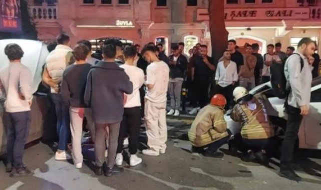Kadıköy'de kontrolden çıkan otomobil, park halindeki iki otomobile çarptı: 2 yaralı