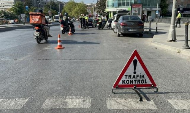 Kadıköy'de motosiklet sürücülerine denetim: 31 sürücüye 75 bin lira ceza