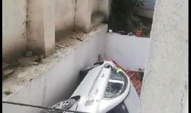 Kağıthane'de çocukların içinde oynadığı otomobil apartman boşluğuna düştü