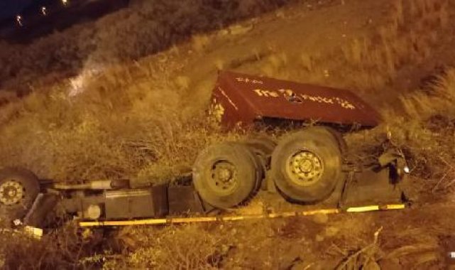 Kamyon, şarampole yuvarlandı: 1 ölü