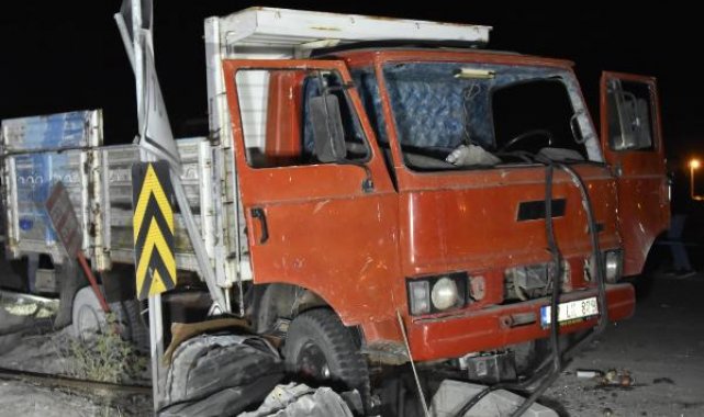 Kamyon, yolcu indiren kamyonete çarptı: 2 ölü, 7 yaralı