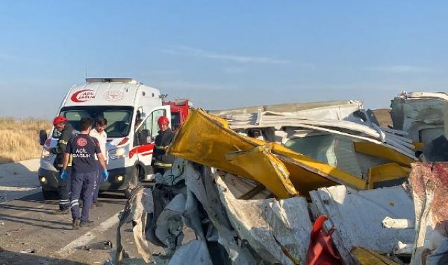 Kamyona arkadan çarpan hafif ticari araçtaki 2 kişi öldü