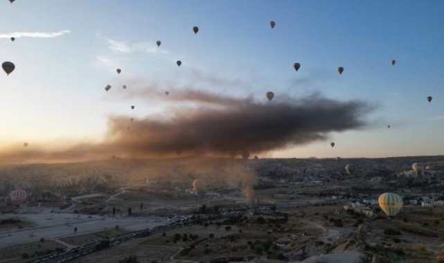 Kapadokya'da yangında dumanla kaplanan gökyüzünde balon turu
