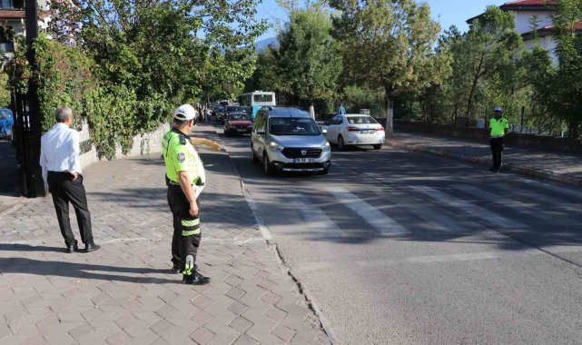 Karabük'te okul önlerinde denetimler artırıldı