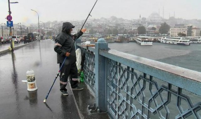 Karaköy'de sağanak yağışta yollar su altında kaldı