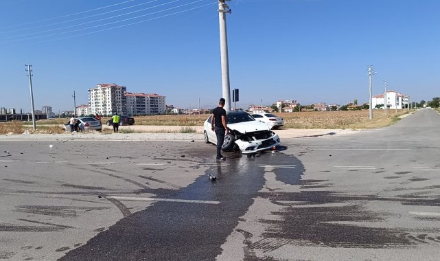 Karaman'da otomobiller çarpıştı: 2 yaralı