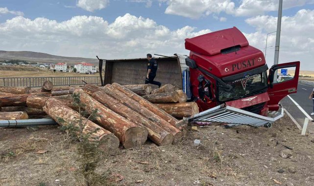 Kars'ta tomruk yüklü tır devrildi: 1 yaralı