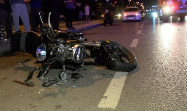 Kartal'da motosiklet ile çarpışan otomobilin sürücüsü, aracını bırakıp kaçtı: 2 yaralı