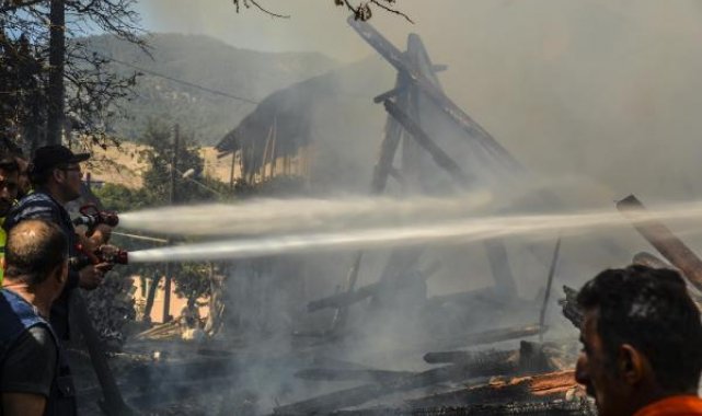 Kastamonu'da 3 ev ve 1 ahır yandı