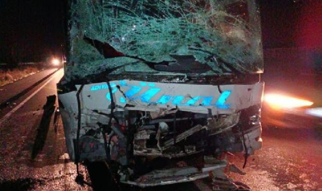 Kayseri'de otomobil ile yolcu otobüsü çarpıştı: 2 ölü, 20 yaralı