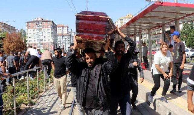 Kayseri'de tramvayın altında kalan Harun Can'ın ailesinden tabutlu protesto