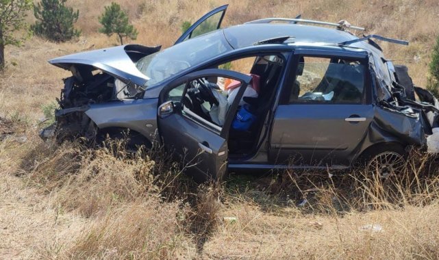 Kazada hurdaya dönen araçta 2 kişi yaralandı