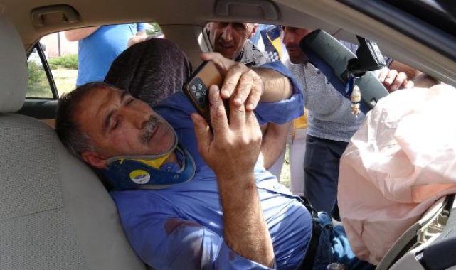 Kazada yaralanan sürücü çevredekileri kızdırdı, sağlık ekibine zor anlar yaşattı