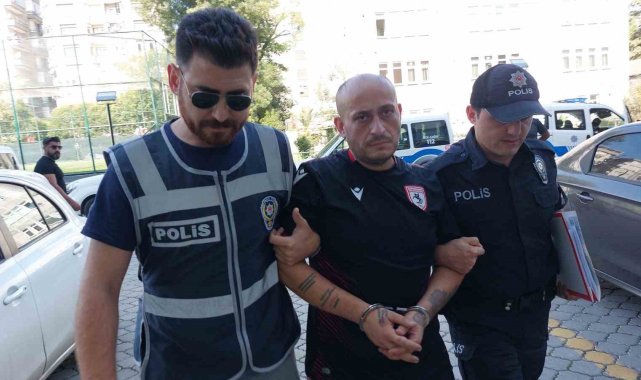 Kırmızı ışıkta geçip öğrenci servisiyle çarpışan tır sürücüsü tutuklandı